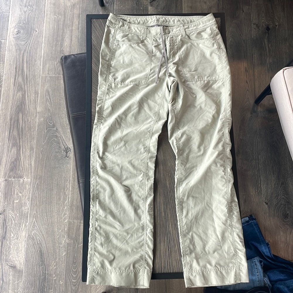 Women’s North Face nylon pants. Size 8.